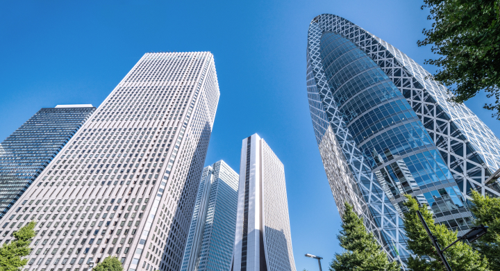 「西武新宿」駅まで直通。隣駅の「狭山市」駅から特急レッドアロー号に乗車することも