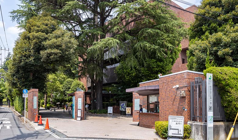 目白大学新宿キャンパス・目白研心中学校・高等学校（徒歩8～9分・約640～680m）