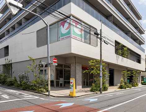 ヨークフーズwithザ・ガーデン自由が丘西落合店（徒歩9分・約680～720m）