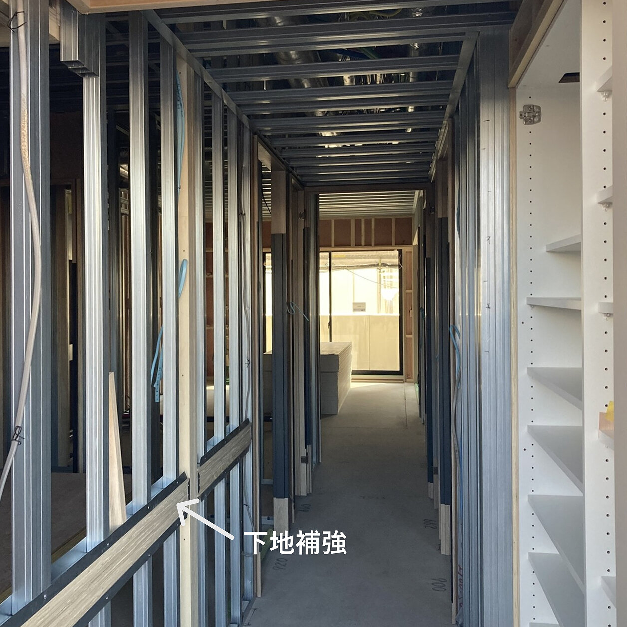 壁の中に補強材を入れることで、手すりなどのビスの固定が可能に 詳細画像①