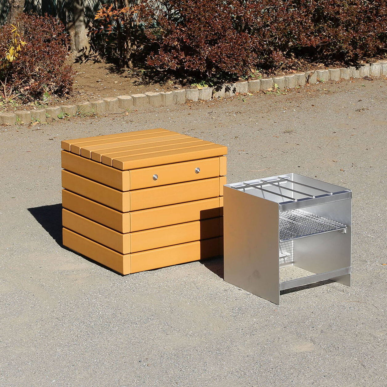 ステンレス製で持ち運びが可能。薪や炭が使用できる「かまど」 詳細画像①